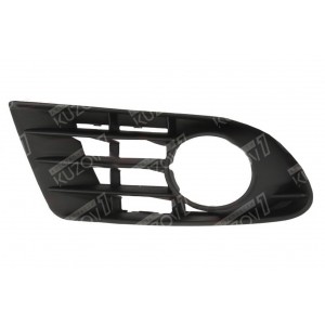 РЕШЕТКА В БАМПЕР (ЛЕВАЯ) С ОТВ. ПОД ПРОТИВОТУМАНКУ - фото